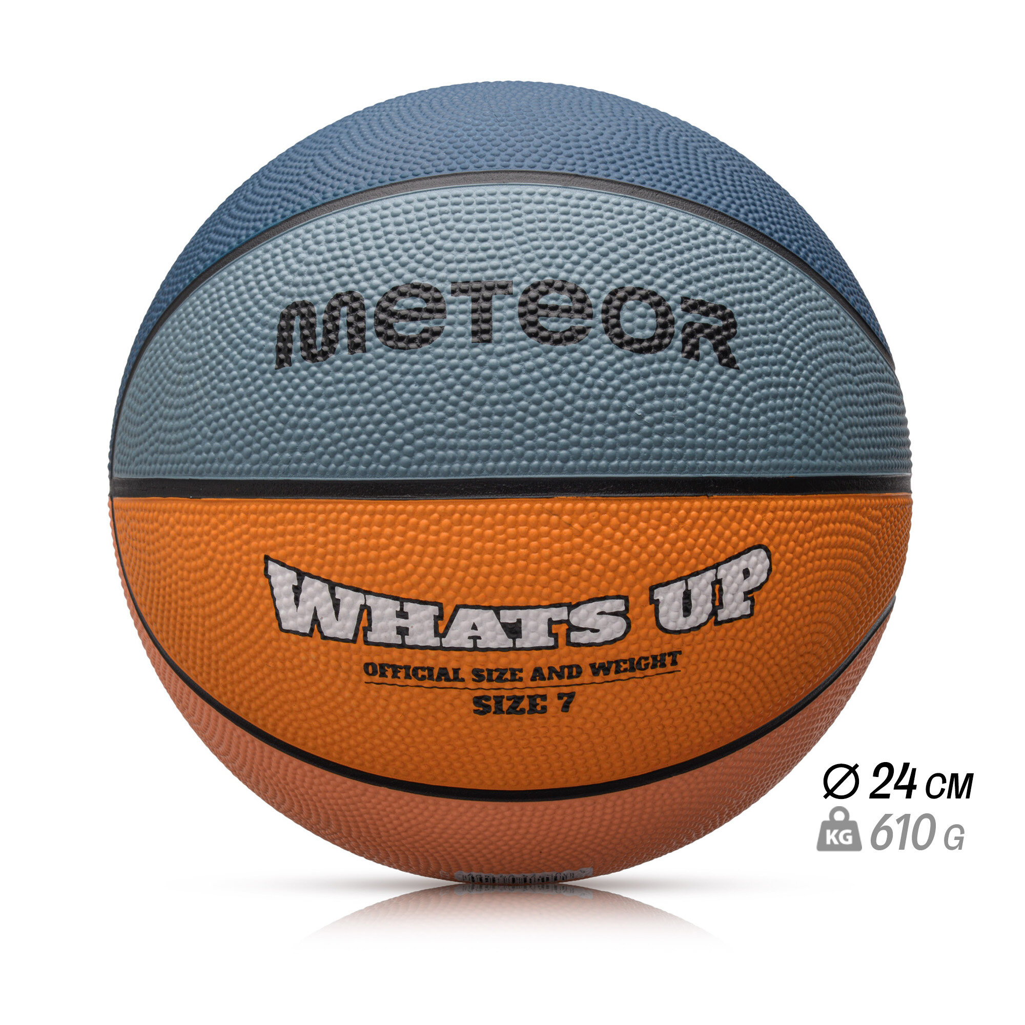 Piłka do koszykówki z napisem \'METEOR\' na górnej części i \'WHAT\'S UP OFFICIAL SIZE AND WEIGHT SIZE 7\' na dolnej części. Piłka ma średnicę 24 cm i waży 610 g.