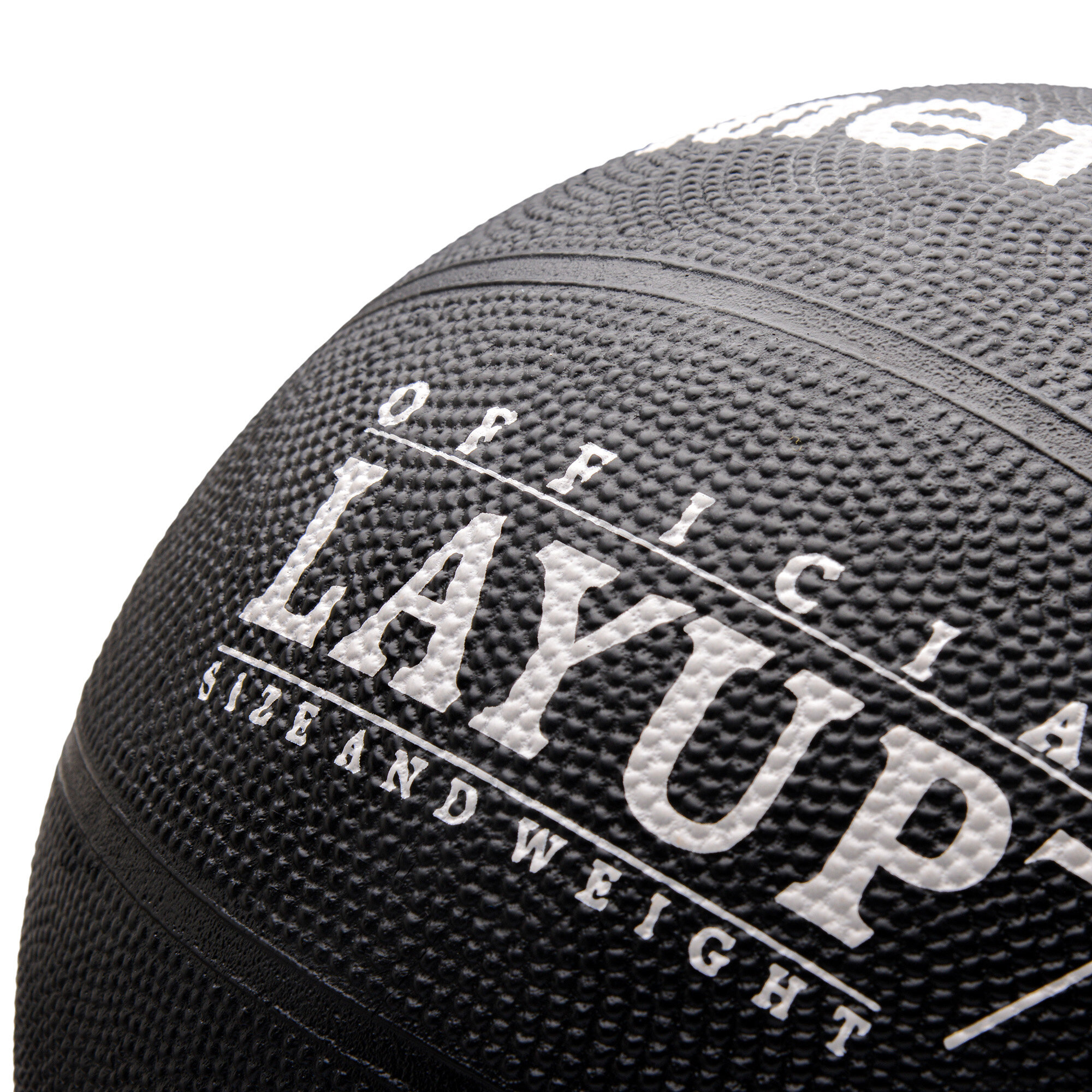 Czarna piłka do koszykówki z białym napisem \'OFFICIAL LAYUP SIZE AND WEIGHT\'. Powierzchnia piłki jest teksturowana.
