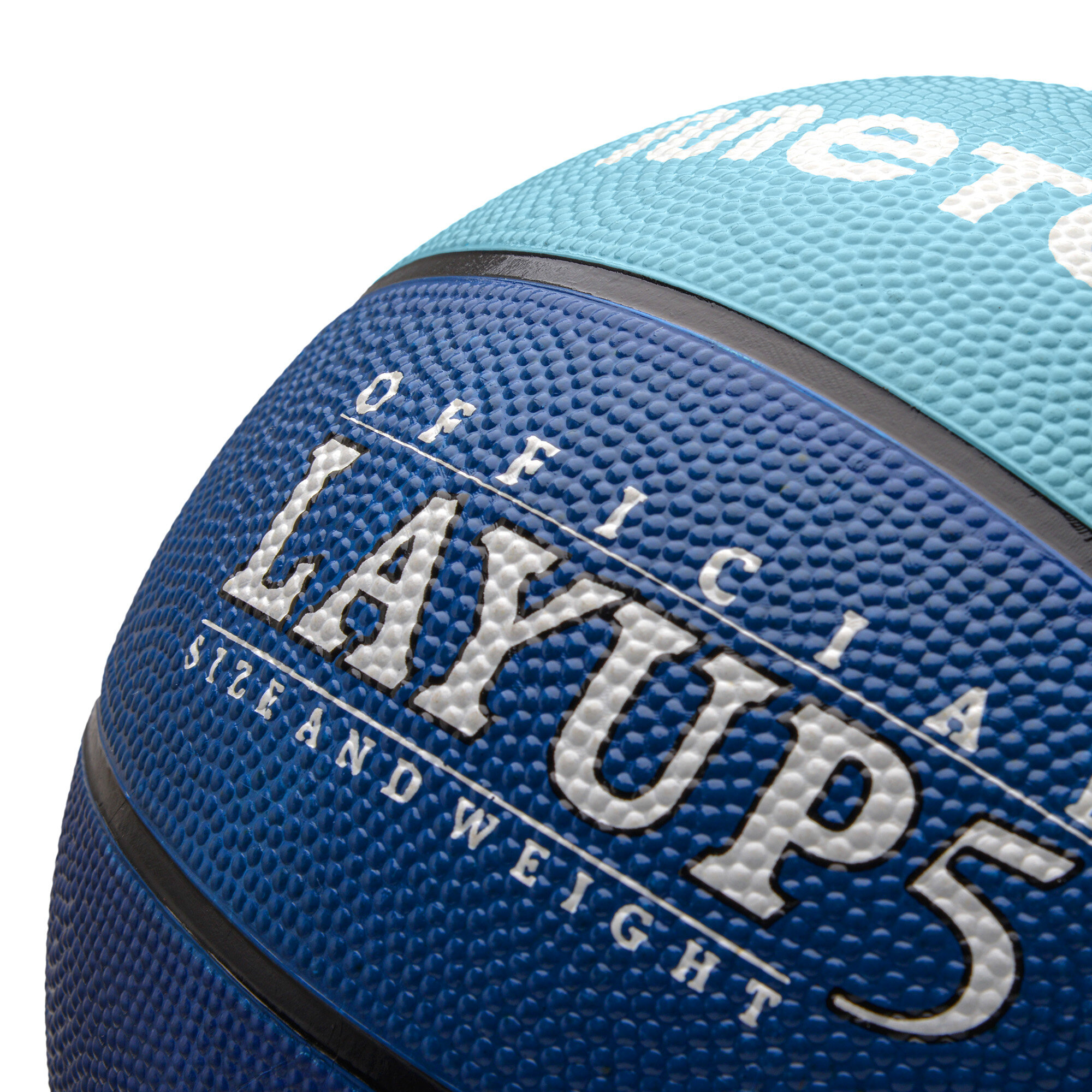 Zbliżenie na piłkę do koszykówki w kolorach niebieskim i turkusowym z widocznym napisem \'OFFICIAL LAYUP5 SIZE AND WEIGHT\'.