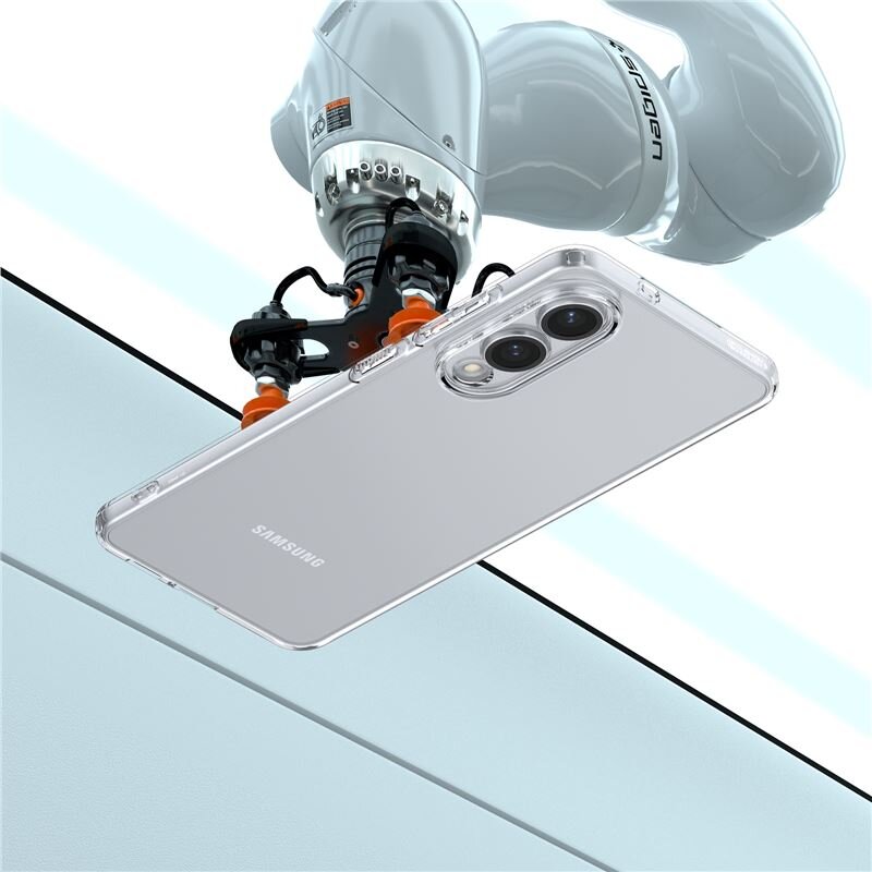 Przezroczyste etui na telefon z widocznym logo \'Samsung\' jest trzymane przez ramię robota. Etui ukazuje dwa obiektywy aparatu telefonu.