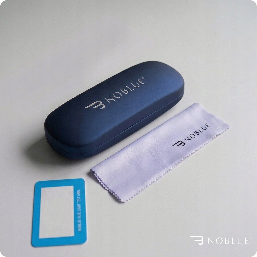 Na obrazie znajduje się niebieskie etui z napisem \'NOBLUE\', obok leży biała ściereczka z tym samym logo oraz niebieska karta z napisem \'NOBLUE BLUE LIGHT TEST AREA\'.