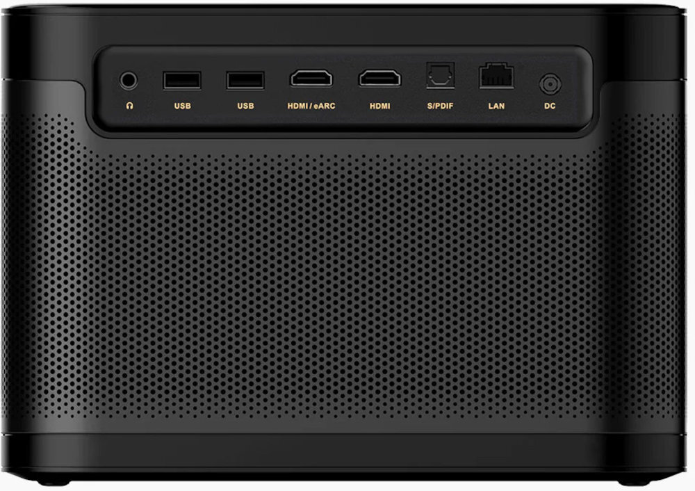 Czarny projektor z perforowaną obudową, posiadający złącza: słuchawkowe, dwa USB, HDMI/eARC, HDMI, S/PDIF, LAN i DC.