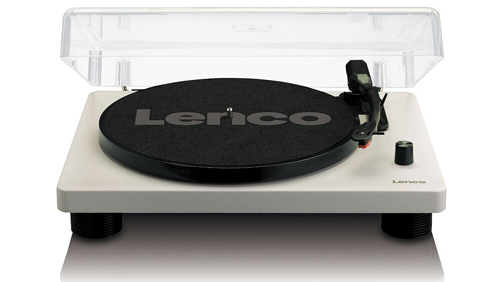 Gramofon z przezroczystą pokrywą, czarnym talerzem z napisem \'Lenco\' i białą podstawą. Na podstawie widoczne jest pokrętło i logo \'Lenco\'.