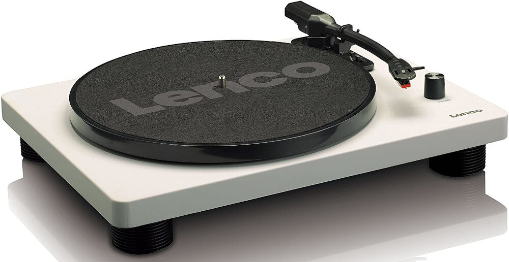 Na obrazie widoczny jest szary gramofon z napisem \'Lenco\' na talerzu. Gramofon ma wbudowane głośniki i pokrętło z logo \'Lenco\'.