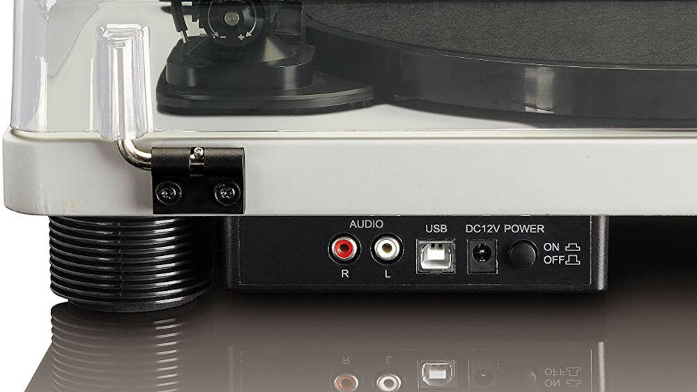 Zdjęcie przedstawia tylną część gramofonu z widocznymi złączami: AUDIO (R i L), USB oraz DC12V POWER z przełącznikiem ON/OFF. Obudowa jest w kolorze szarym z przezroczystą pokrywą ochronną.