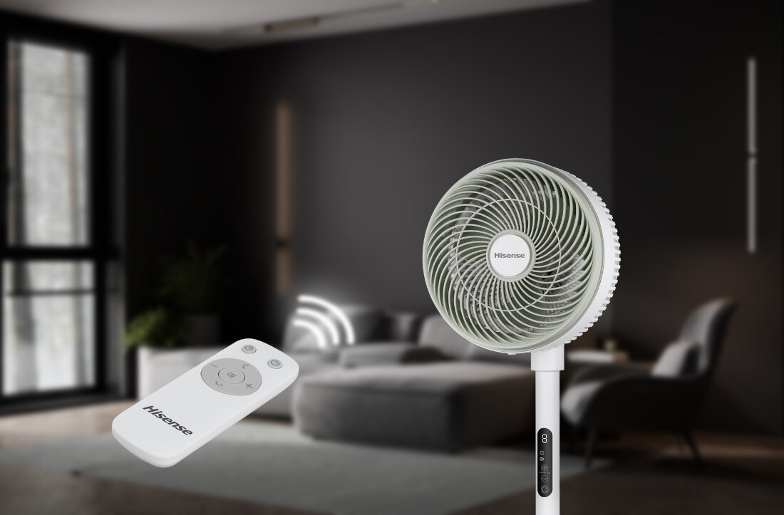 Na obrazie widoczny jest wentylator z logo Hisense oraz pilot zdalnego sterowania z napisem \'Hisense\'. W tle znajduje się nowoczesne wnętrze z sofą i dużym oknem.