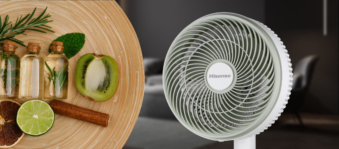 Na obrazie widoczny jest wentylator z logo Hisense oraz drewniana deska z plasterkami kiwi, limonki, cynamonem i małymi buteleczkami z ziołami.