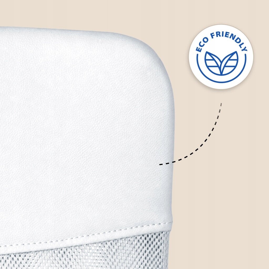 Fragment białego fotela biurowego z mikrosiatki, obok znajduje się okrągłe logo z napisem \'ECO FRIENDLY\' i symbolem liścia.