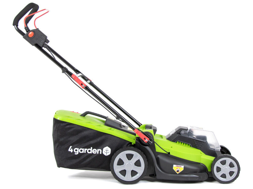 Na zdjęciu znajduje się zielona kosiarka akumulatorowa z czarnym koszem na trawę, na którym widnieje napis \'4garden\'. Kosiarka ma duże szare koła i czarną rączkę z czerwonymi elementami.