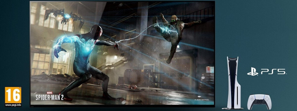 Na ekranie telewizora widoczna jest dynamiczna scena z gry \'Marvel Spider-Man 2\', przedstawiająca dwóch postaci w akcji. Obok telewizora znajduje się konsola z logo \'PS5\' oraz kontroler.
