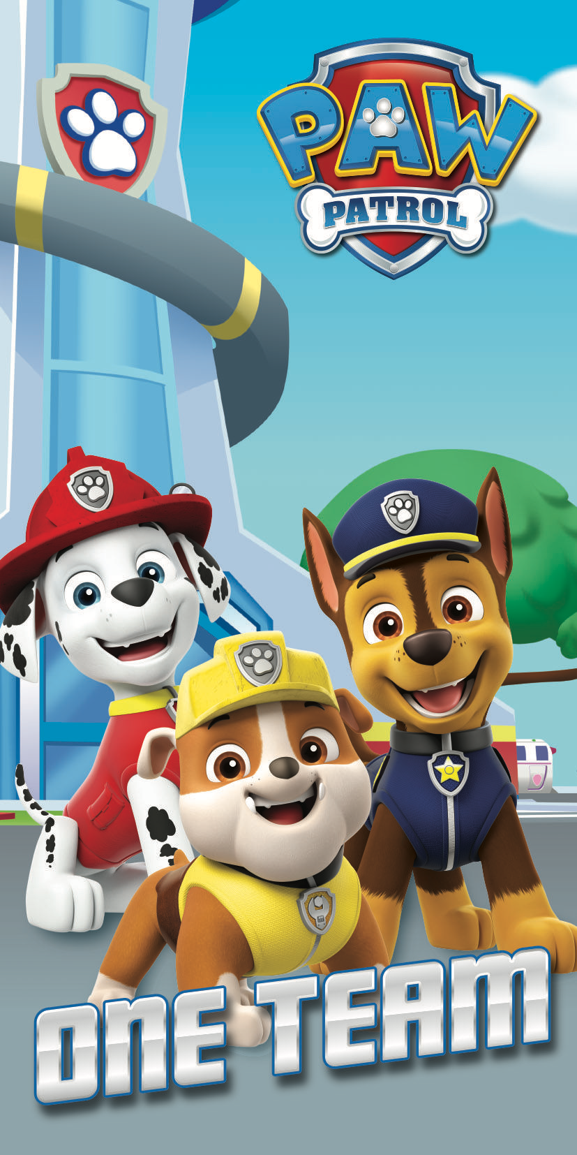 Na obrazku widoczne są trzy postacie z animacji Psi Patrol w kolorowych strojach, stojące przed budynkiem. Na górze znajduje się logo \'PAW PATROL\', a na dole napis \'ONE TEAM\'.