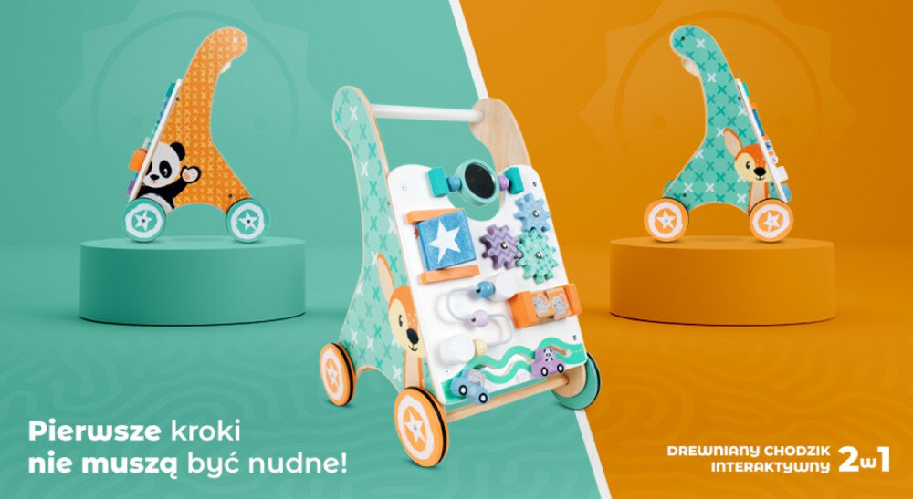 Na obrazie widoczne są trzy kolorowe pchacze dla dzieci z motywem pandy i różnymi interaktywnymi elementami. Tekst na obrazie: \'Pierwsze kroki nie muszą być nudne!\' oraz \'Drewniany chodzik interaktywny 2w1\'.