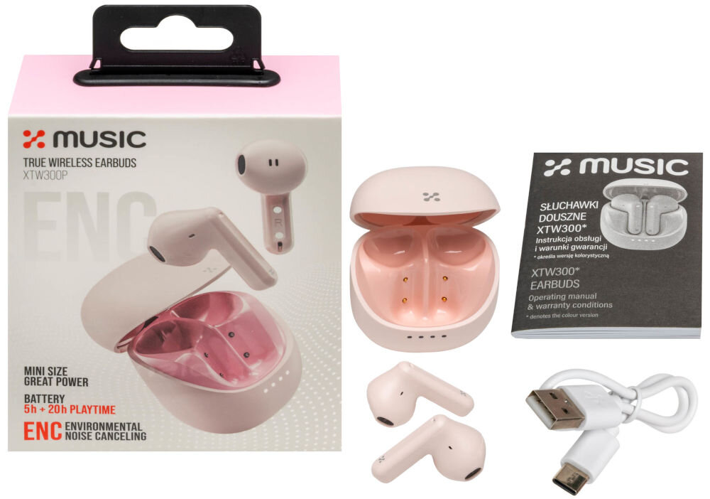 Na obrazie znajduje się pudełko z napisem \'XMUSIC TRUE WIRELESS EARBUDS XTW300P\' oraz różowe słuchawki douszne z otwartym etui. Obok leży instrukcja obsługi i biały kabel USB.