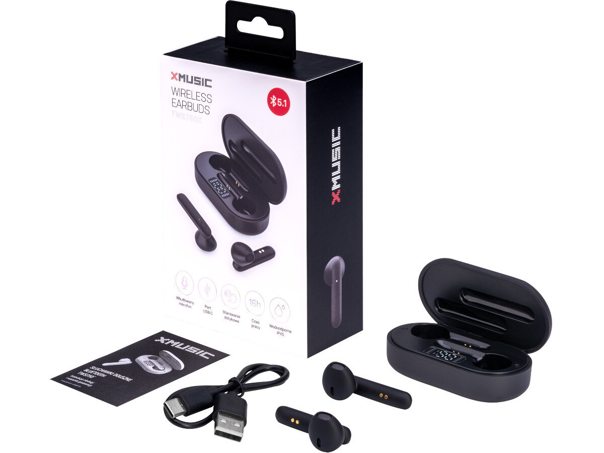 Na obrazie widoczny jest zestaw słuchawek dousznych z etui ładującym, kablem USB oraz instrukcją. Opakowanie produktu ma napis \'XMUSIC WIRELESS EARBUDS TWS750K\' i symbol Bluetooth 5.1.