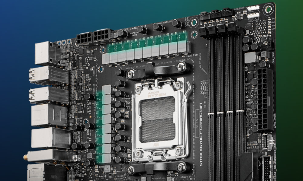 Obraz przedstawia płytę główną z widocznymi gniazdami na pamięć RAM, złączami zasilania oraz portami USB. Na płycie widoczny jest napis \'STRIX X670E-F GAMING WIFI\'.