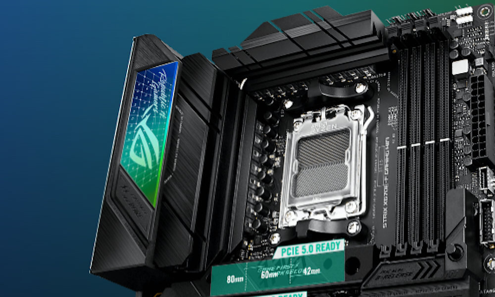Obraz przedstawia fragment płyty głównej z widocznym gniazdem procesora i logo ROG na radiatorze. Na płycie widoczny jest napis \'PCIE 5.0 READY\'.