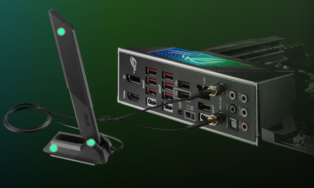 Obraz przedstawia tylny panel płyty głównej z różnymi portami, w tym USB, HDMI i audio, oraz antenę Wi-Fi. Na panelu widoczne jest logo ROG.