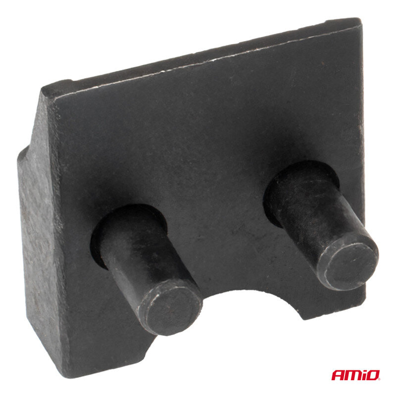 Czarny metalowy element z dwoma wystającymi cylindrycznymi bolcami. W prawym dolnym rogu widoczne jest czerwone logo \'AMiO\'.