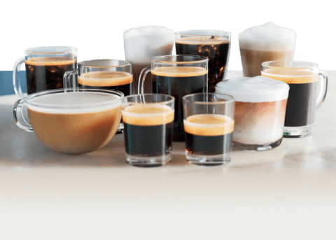 Na obrazie widocznych jest jedenaście szklanek i filiżanek z różnymi rodzajami kawy, w tym espresso, cappuccino i latte z pianką mleczną. Naczynia są przezroczyste, a kawa ma różne odcienie brązu i bieli.