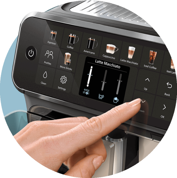 Panel dotykowy ekspresu do kawy z ikonami różnych napojów, takich jak Espresso, Coffee, Americano, Cappuccino, Latte Macchiato, Iced Coffee. Na ekranie wyświetla się opcja \'Latte Macchiato\' z możliwością wyboru intensywności i ilości kawy, a palec dotyka przycisku \'OK\'.
