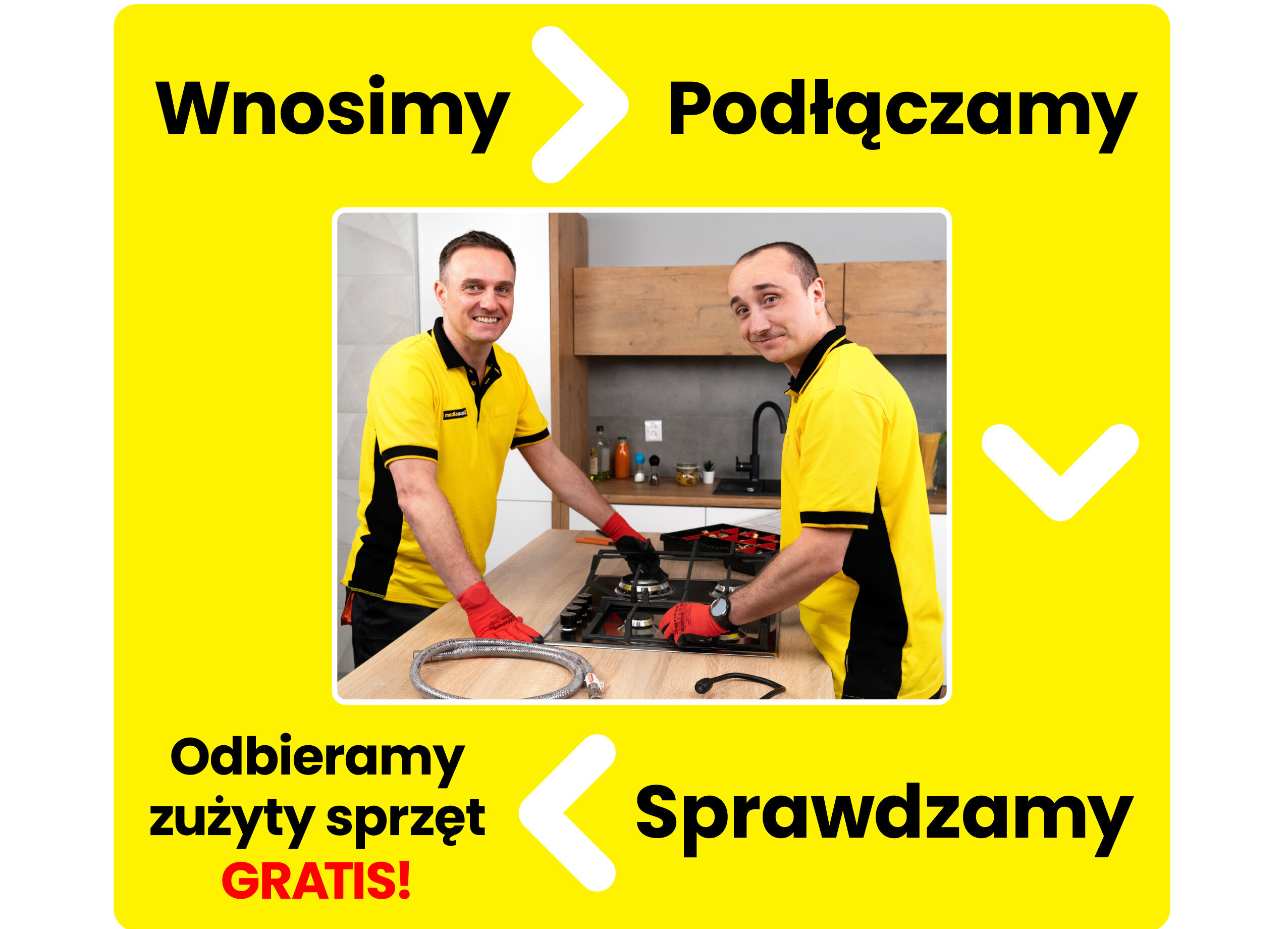 Dwóch mężczyzn w żółtych koszulkach montuje płytę gazową w kuchni. Tekst na żółtym tle: \'Wnosimy\', \'Podłączamy\', \'Odbieramy zużyty sprzęt GRATIS!\', \'Sprawdzamy\'.