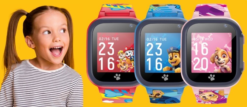 Na obrazie widoczne są trzy smartwatche z motywem Psi Patrol, każdy z innym kolorem paska: czerwonym, niebieskim i różowym. Obok smartwatchy znajduje się uśmiechnięte dziecko w koszulce w paski na żółtym tle.