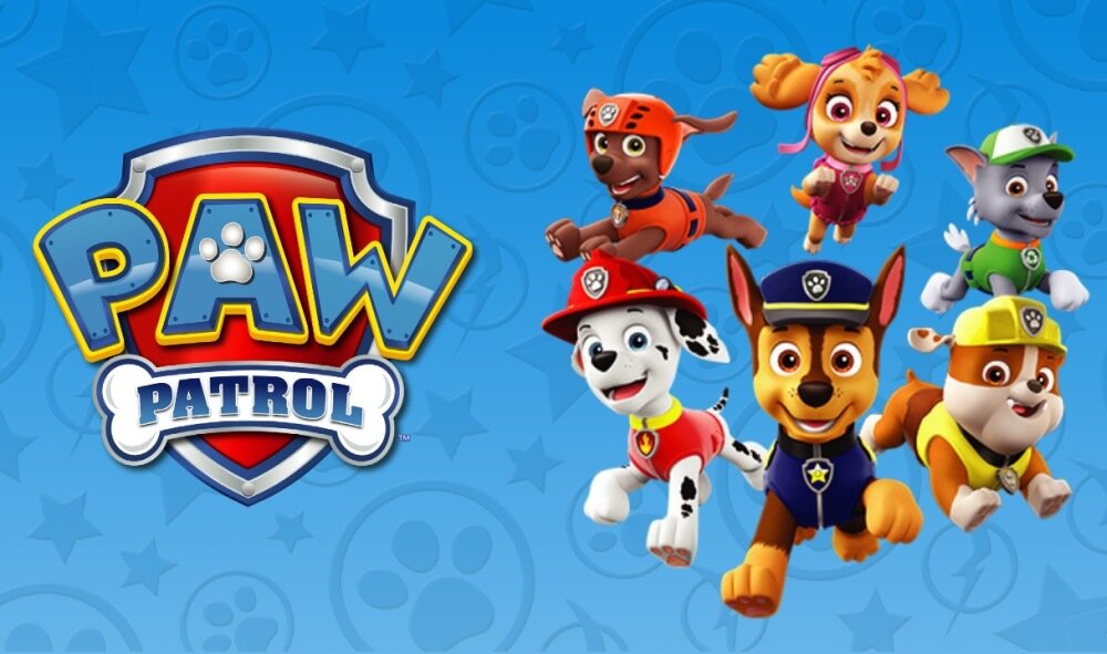 Na niebieskim tle z wzorami łap widoczne jest logo \'PAW PATROL\' oraz sześć animowanych postaci w kolorowych strojach.