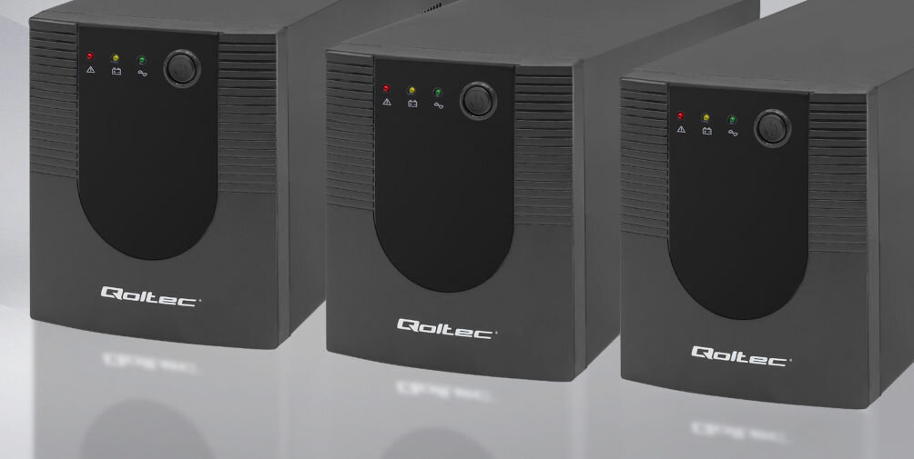 Na obrazie widoczne są trzy czarne zasilacze UPS z logo \'Qoltec\' na przedniej części. Każdy z nich ma panel z trzema diodami i przyciskiem.