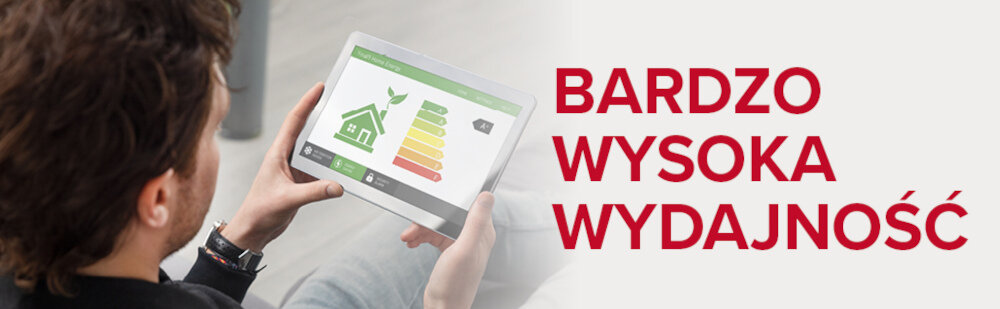Osoba trzyma tablet z wyświetlonym wykresem efektywności energetycznej. Obok widoczny jest napis \'BARDZO WYSOKA WYDAJNOŚĆ\'.