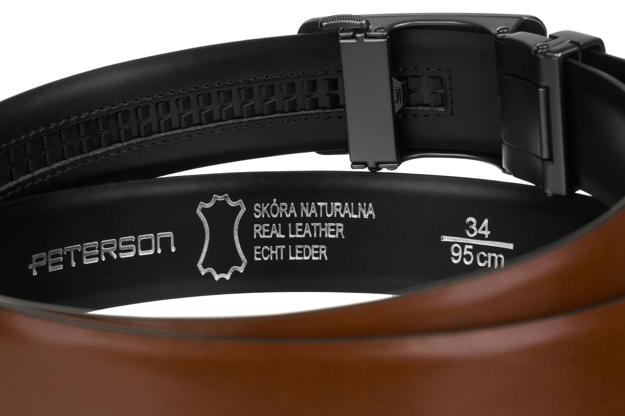 Brązowy skórzany pasek z automatyczną klamrą, na którym widnieje napis: \'PETERSON SKÓRA NATURALNA REAL LEATHER ECHT LEDER 34 95 cm\'.