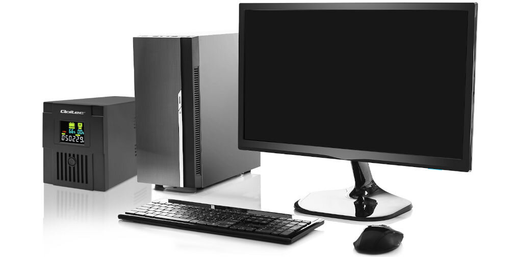 Na obrazie widoczny jest zestaw komputerowy składający się z monitora, klawiatury, myszy, obudowy komputera oraz zasilacza UPS z wyświetlaczem. Na zasilaczu widnieje logo \'Qoltec\'.