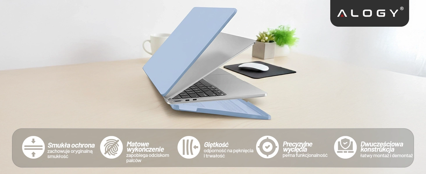 Na biurku znajduje się otwarty laptop z lawendowym etui ochronnym. Na dole obrazu widoczne są ikony z tekstem: \'Smukła ochrona zachowuje oryginalną smukłość\', \'Matowe wykończenie zapobiega odciskom palców\', \'Giętkość odporność na pęknięcia i trwałość\', \'Precyzyjne wycięcia pełna funkcjonalność\', \'Dwuczęściowa konstrukcja łatwy montaż i demontaż\'.