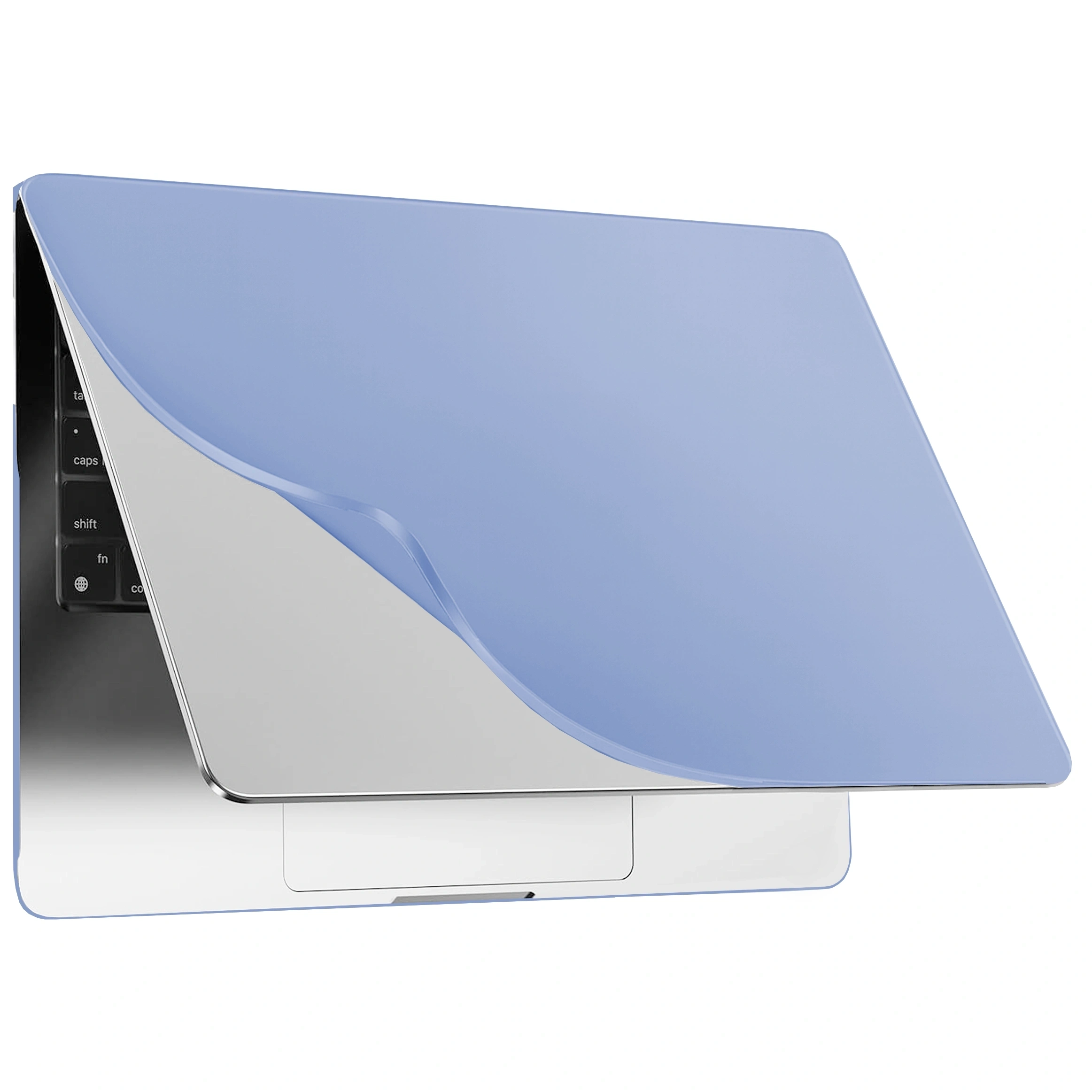 Na obrazie widoczne jest lawendowe etui ochronne na laptopa, które jest elastyczne i matowe. Etui jest częściowo nałożone na srebrny laptop, odsłaniając klawiaturę.