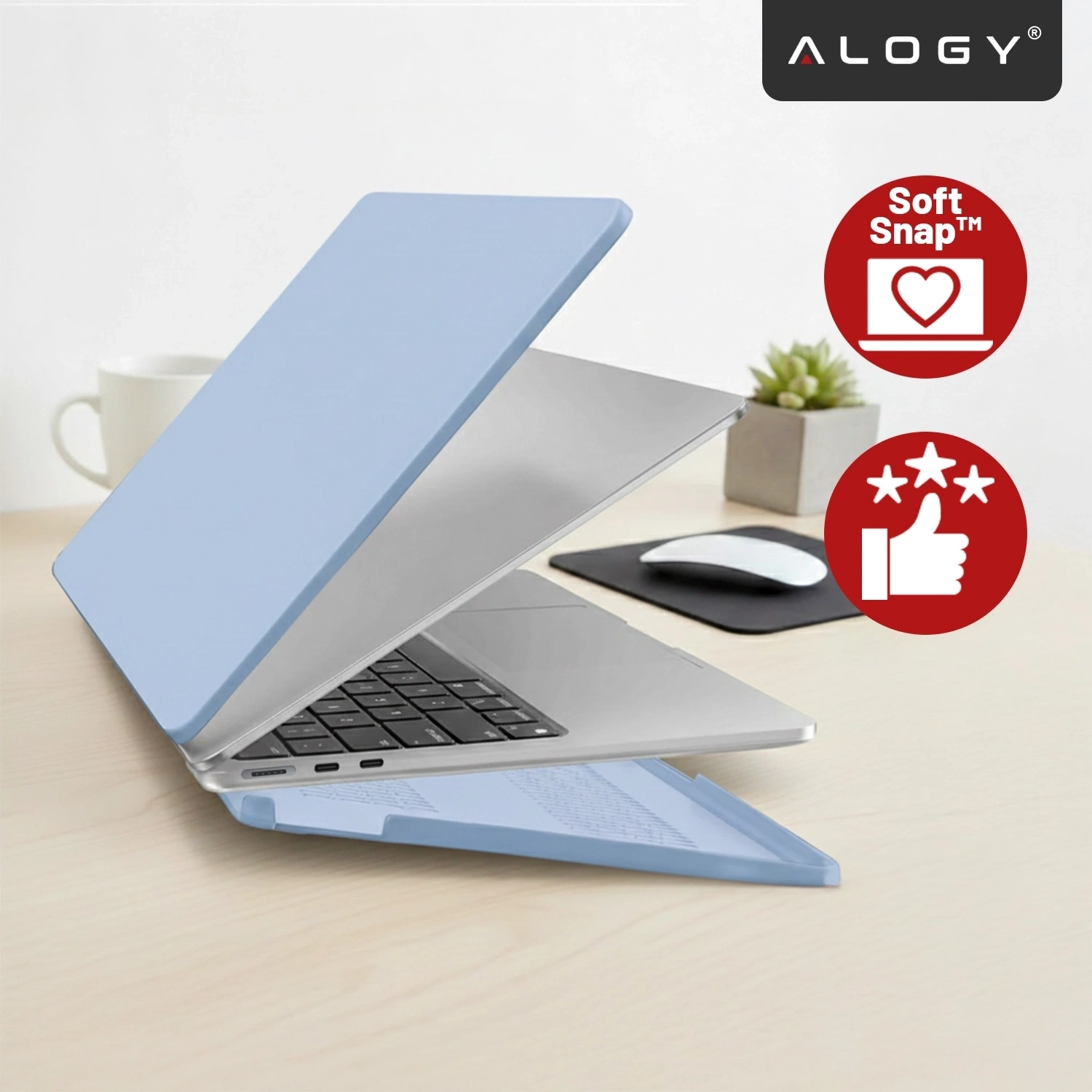Na biurku znajduje się otwarty laptop z nałożonym lawendowym etui ochronnym. W prawym górnym rogu widoczne jest logo \'ALOGY\' oraz dwa czerwone symbole z napisami \'Soft Snap™\' i ikoną kciuka w górę z gwiazdkami.