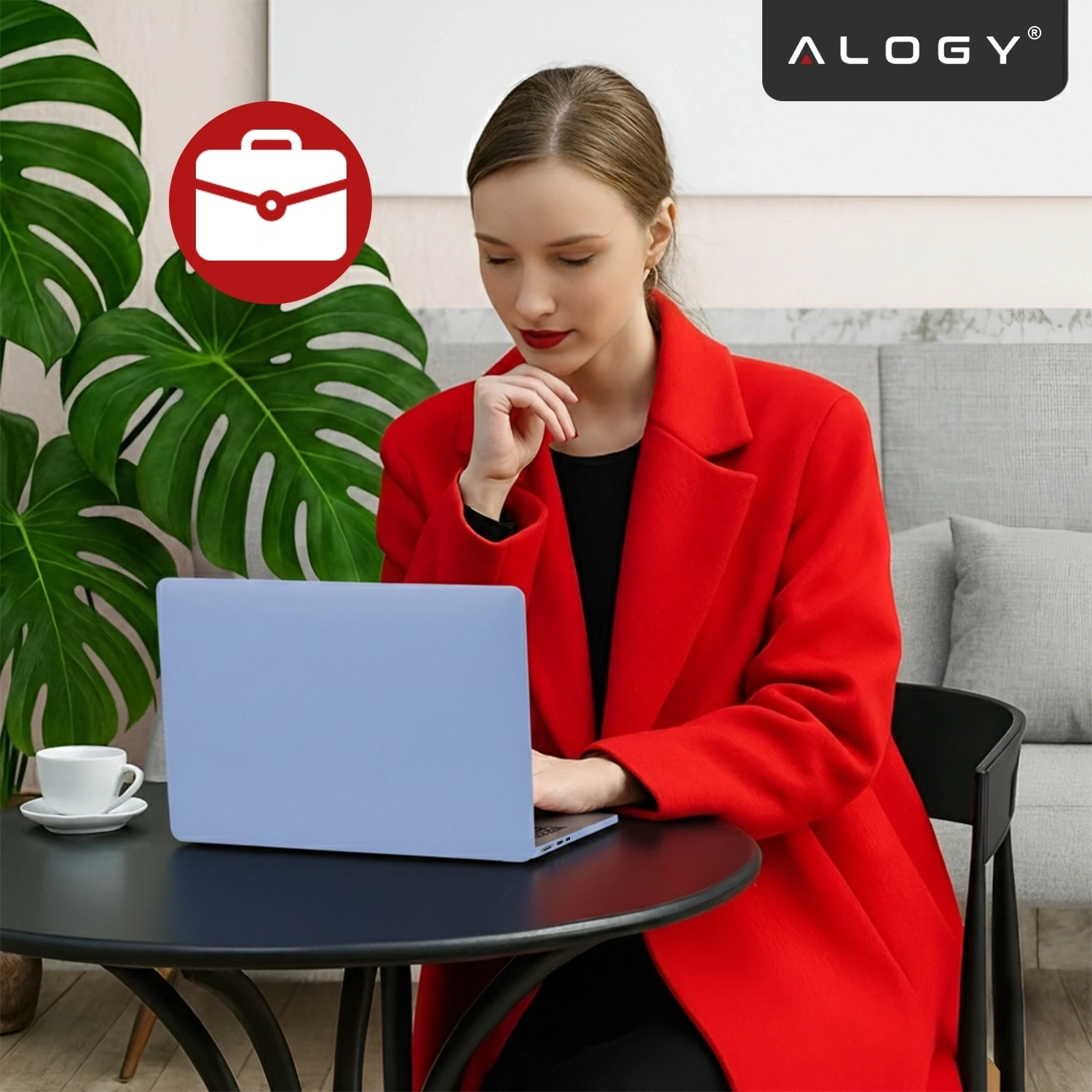 Osoba w czerwonym płaszczu siedzi przy stole z filiżanką, używając laptopa w lawendowym etui. W rogu widoczne jest logo \'ALOGY\'.