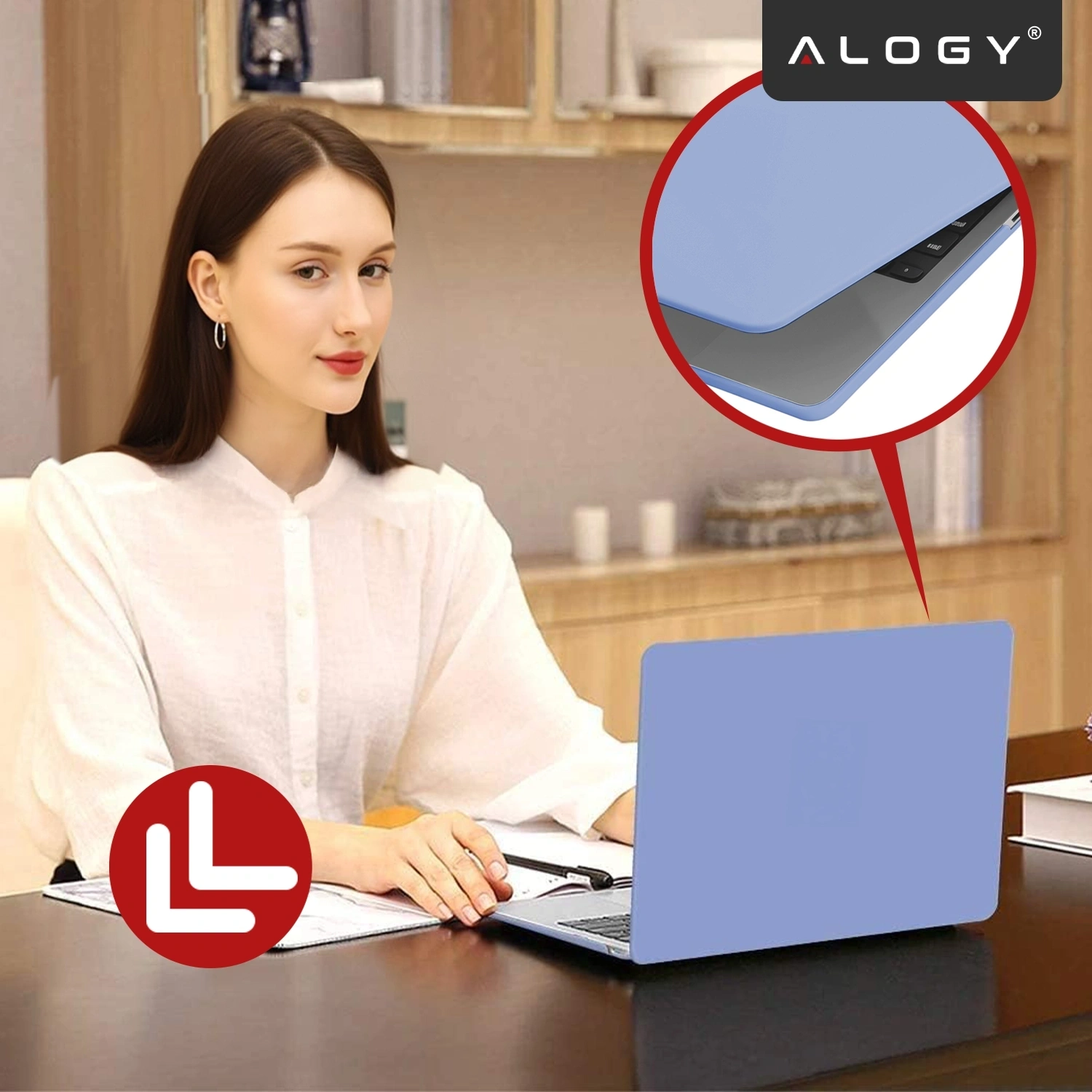 Kobieta siedzi przy biurku z laptopem w lawendowym etui. W prawym górnym rogu widoczne jest logo \'ALOGY\'.
