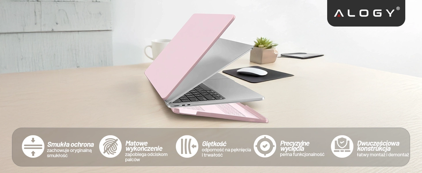 Na biurku znajduje się otwarty laptop z różowym etui ochronnym. Na dole obrazu widoczne są ikony z tekstem: \'Smukła ochrona zachowuje oryginalną smukłość\', \'Matowe wykończenie zapobiega odciskom palców\', \'Giętkość odporność na pęknięcia i trwałość\', \'Precyzyjne wycięcia pełna funkcjonalność\', \'Dwuczęściowa konstrukcja łatwy montaż i demontaż\'.