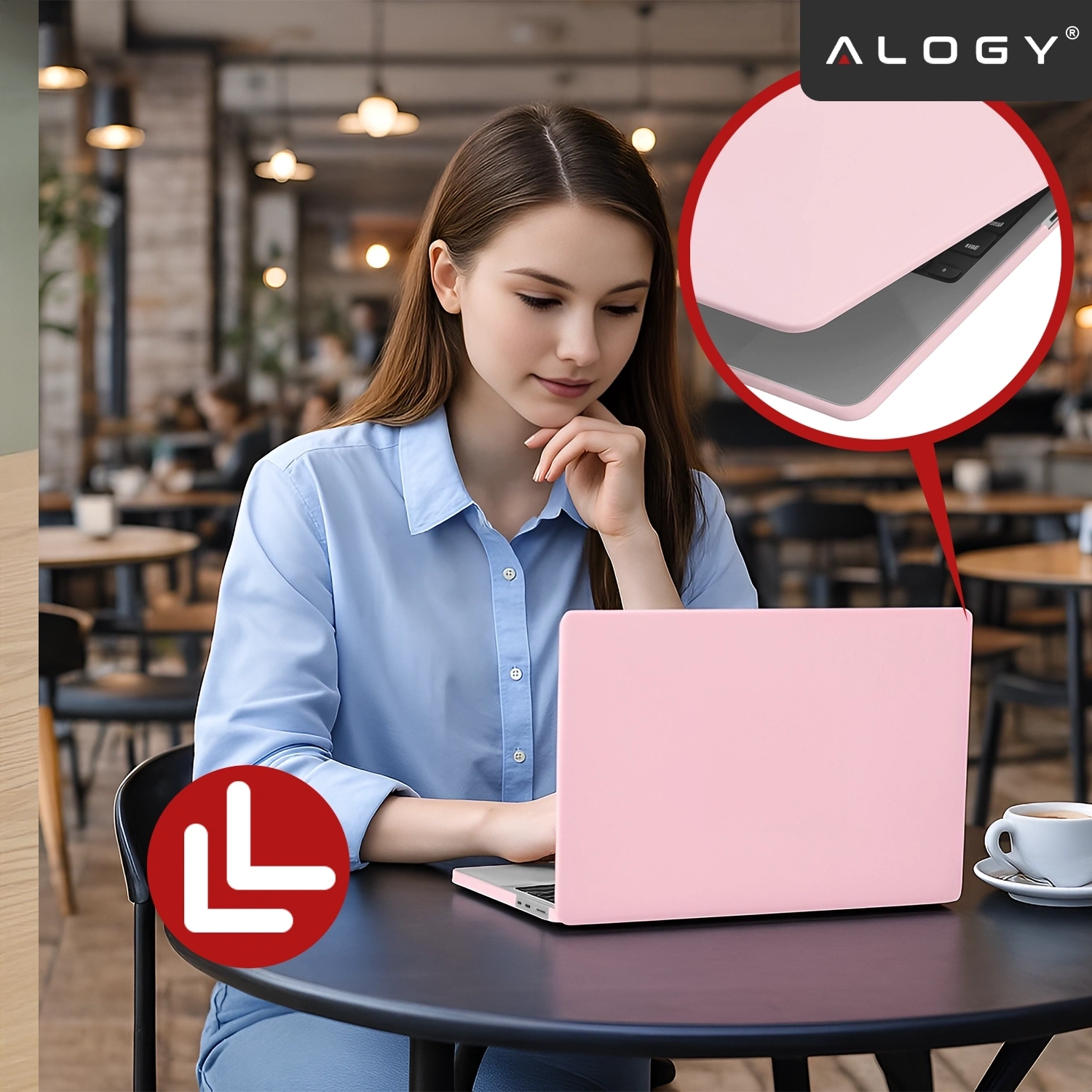 Osoba siedzi przy stoliku w kawiarni, używając laptopa z różowym etui. W prawym górnym rogu widoczne jest logo \'ALOGY\'.