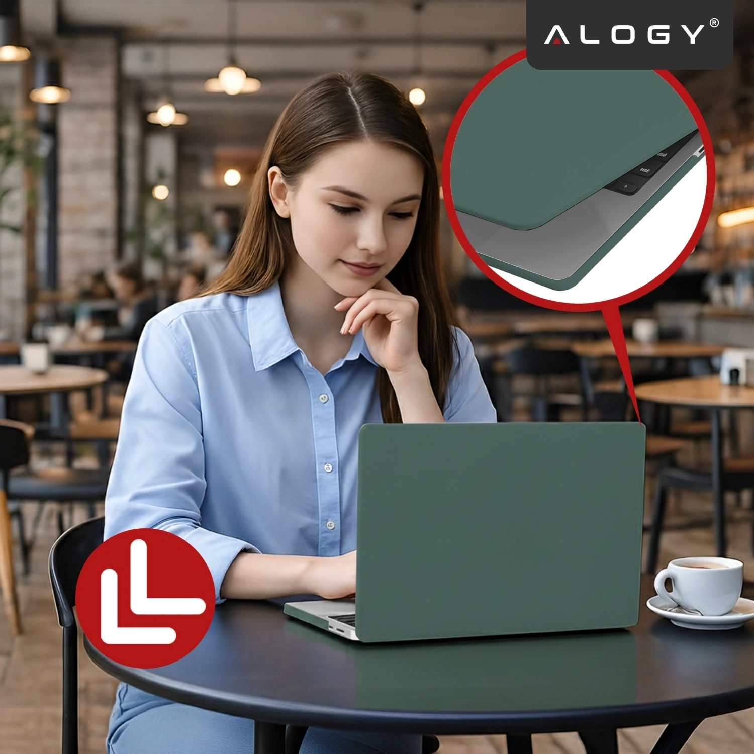 Kobieta siedzi przy stoliku w kawiarni, używając laptopa z zielonym, matowym etui. W prawym górnym rogu widoczne jest logo \'ALOGY\'.