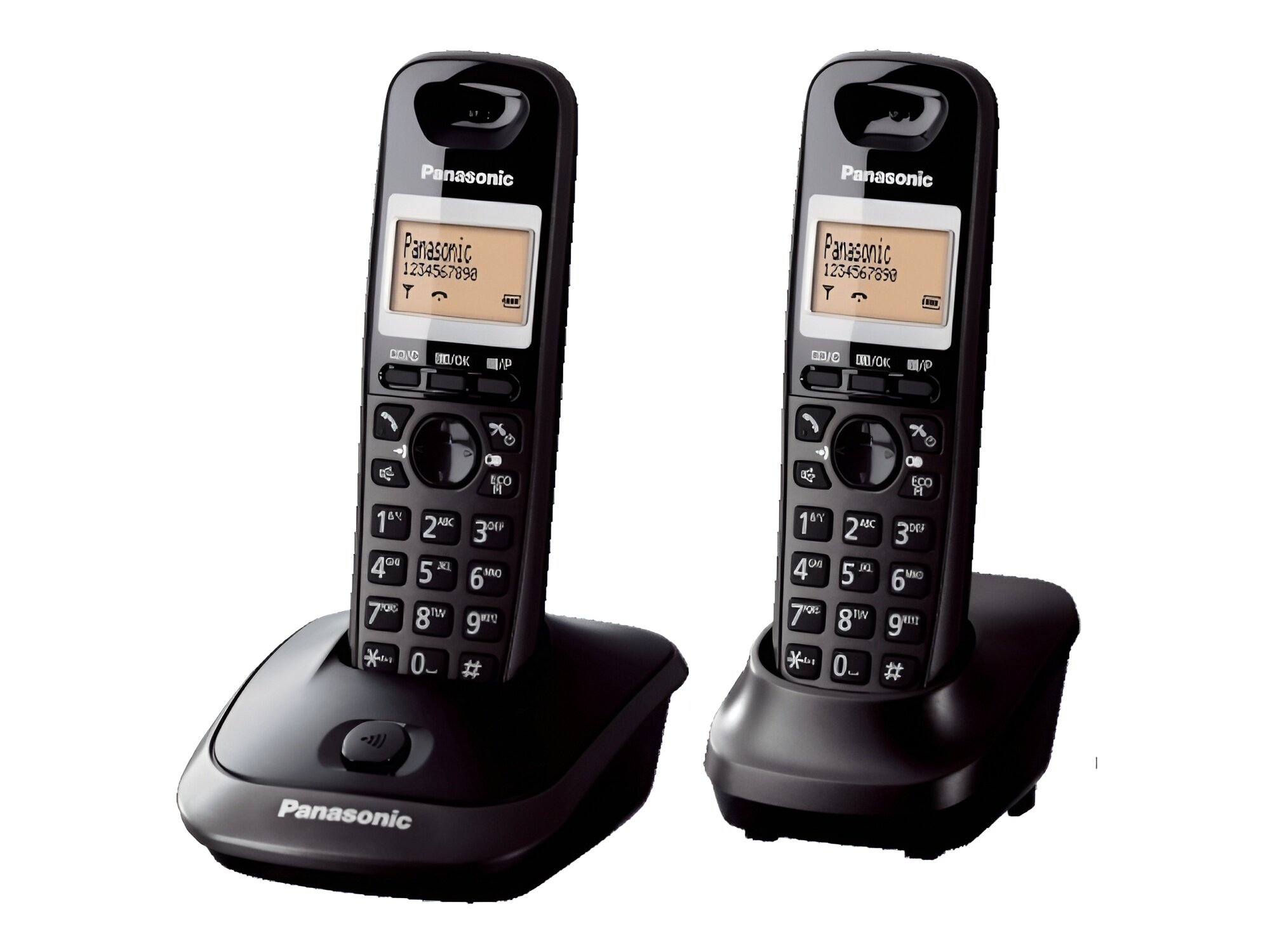 Dwa czarne telefony bezprzewodowe z wyświetlaczami, na których widnieje tekst \'Panasonic 1234567890\'. Oba telefony umieszczone są na stacjach dokujących z logo \'Panasonic\'.