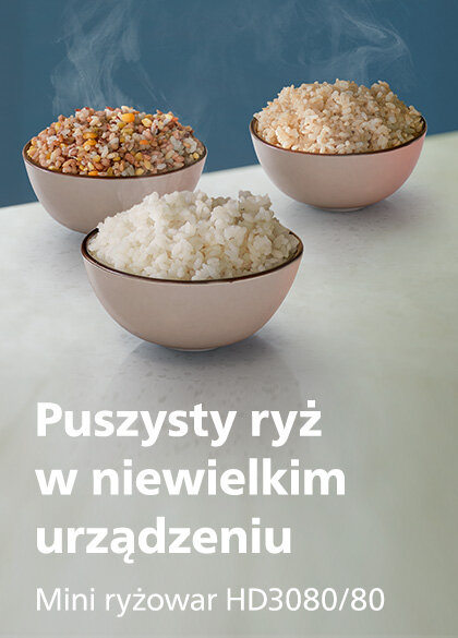 Trzy miski z różnymi rodzajami ryżu stoją na białej powierzchni, a nad nimi unosi się para. Tekst na obrazie: \'Puszysty ryż w niewielkim urządzeniu Mini ryżowar HD3080/80\'.