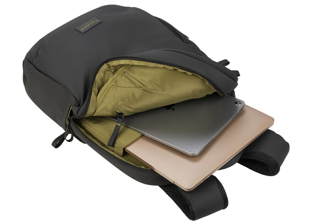Czarny plecak z otwartą komorą, w której znajduje się laptop i tablet. Wnętrze plecaka jest w kolorze oliwkowym, a na zewnętrznej stronie widoczne jest logo \'TUCANO\'.