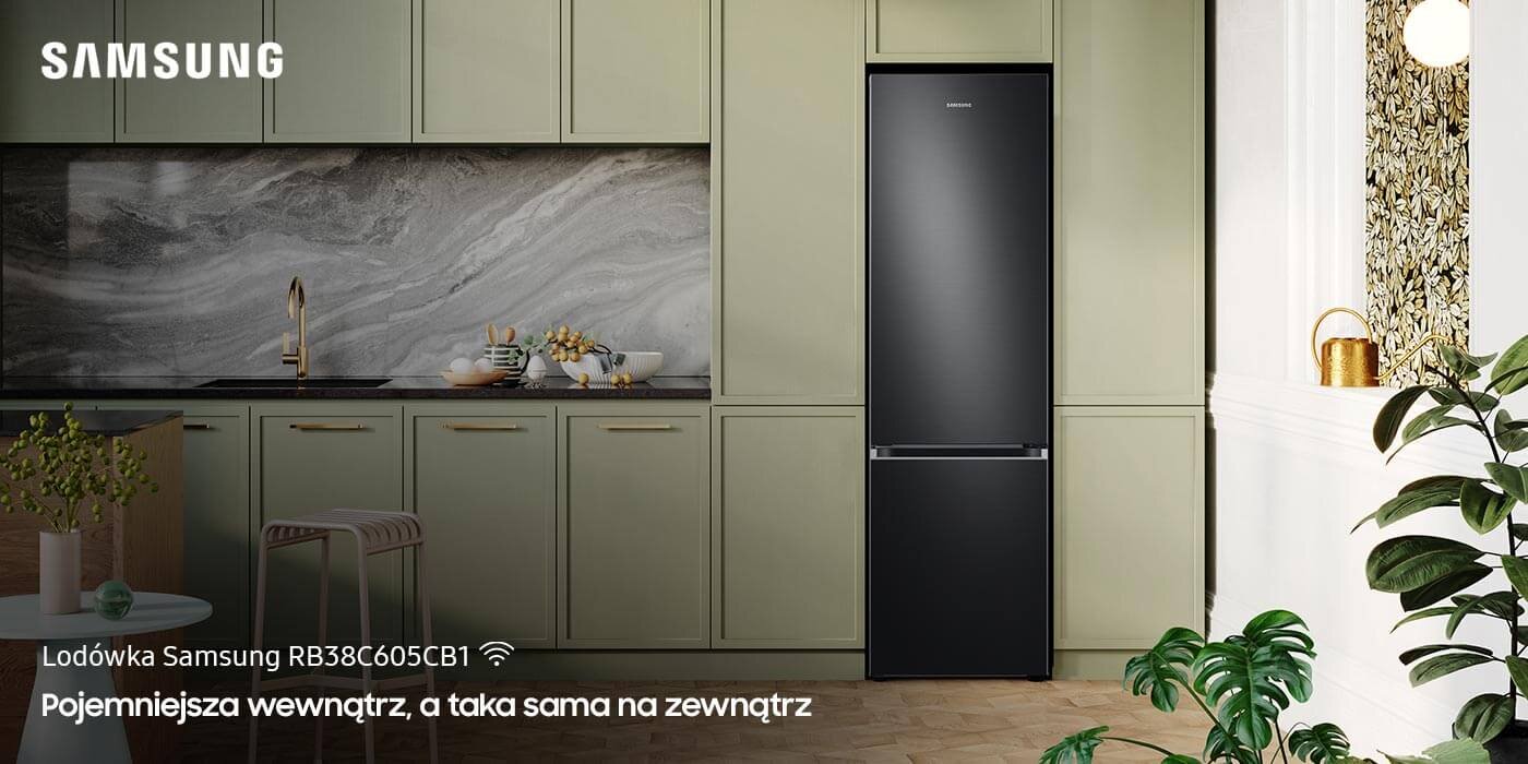 W kuchni znajduje się czarna lodówka z logo Samsung, otoczona jasnymi szafkami. Na dole obrazu widnieje tekst: \'Lodówka Samsung RB38C774DB1 Pojemniejsza wewnątrz, a taka sama na zewnątrz\'.
