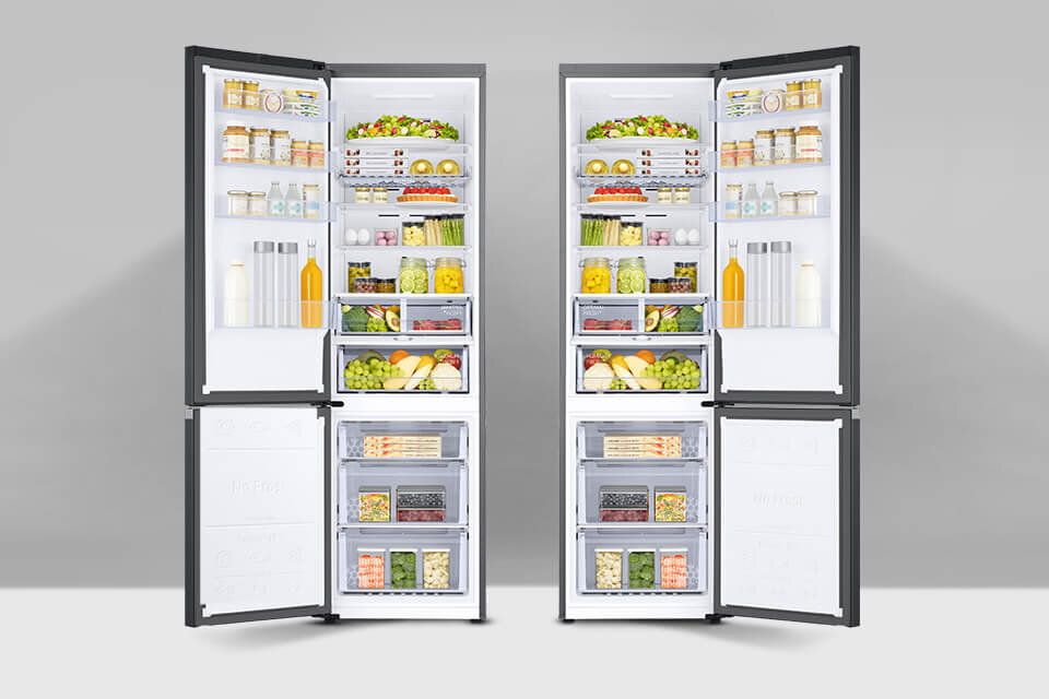 Dwie otwarte lodówki wypełnione różnorodnymi produktami spożywczymi, takimi jak owoce, warzywa, napoje i słoiki. Wnętrze lodówek jest jasno oświetlone, a drzwi mają półki z dodatkowymi produktami.