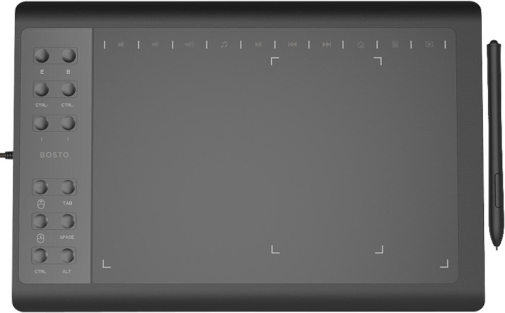 Na obrazie widoczny jest czarny tablet graficzny z kilkoma przyciskami po lewej stronie oraz piórem umieszczonym obok. Na tablecie znajduje się logo \'BOSTO\'.
