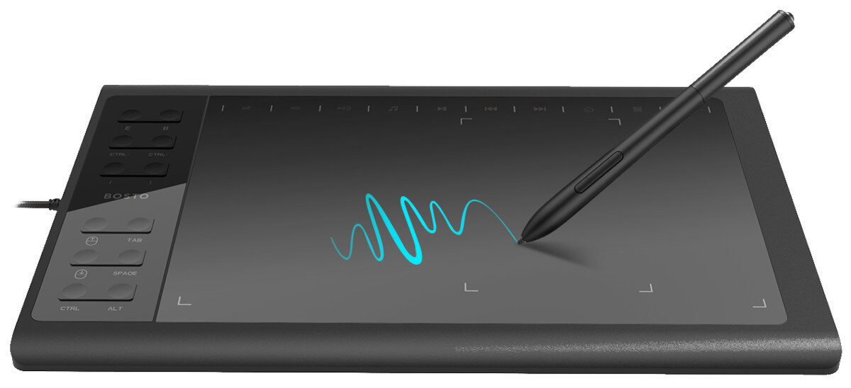 Na obrazie widoczny jest czarny tablet graficzny z rysikiem, na którym znajduje się niebieska linia falista. Po lewej stronie tabletu znajdują się przyciski funkcyjne, a na jednym z nich widnieje napis \'BOSTO\'.