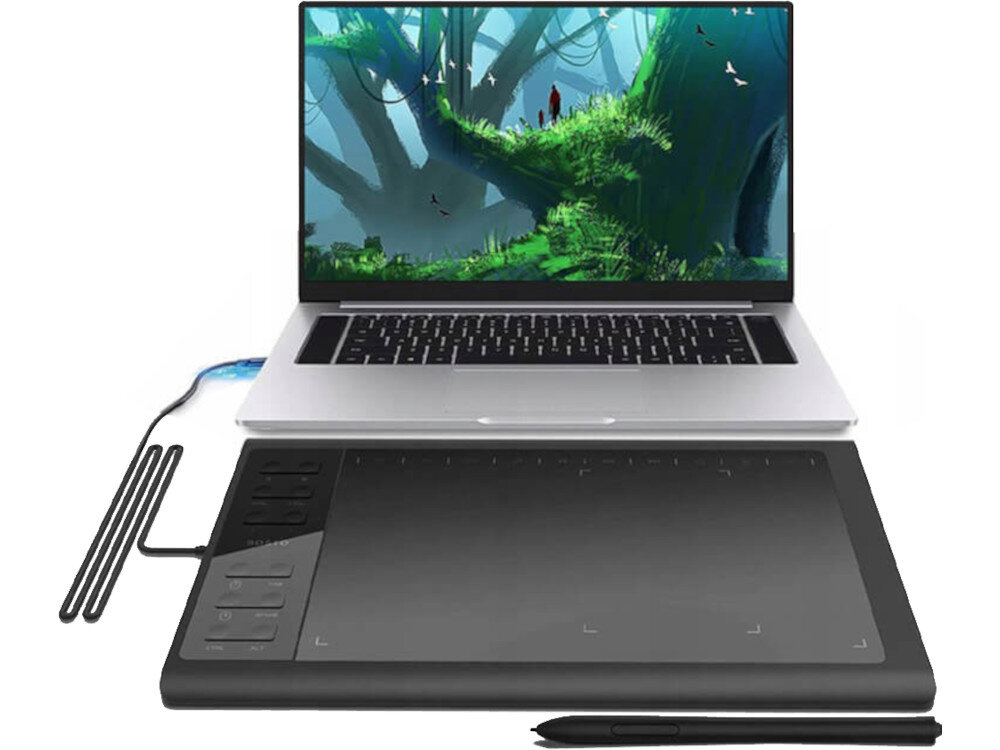 Na obrazie widoczny jest laptop z otwartym ekranem, na którym wyświetlana jest grafika przedstawiająca las. Przed laptopem znajduje się tablet graficzny z rysikiem.