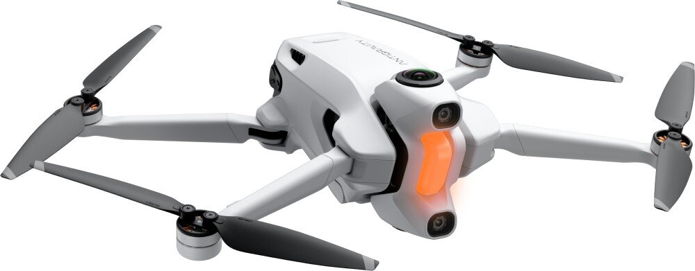Biały dron z czterema śmigłami i kamerą na przodzie. Na górze widoczny napis \'ANTIGRAVITY\'.