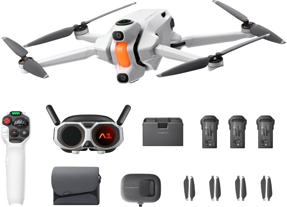 Na obrazie widoczny jest biały dron z czterema śmigłami oraz zestaw akcesoriów, w tym kontroler, gogle, trzy baterie, etui i dodatkowe śmigła. Na niektórych elementach widoczny jest napis \'ANTIGRAVITY\'.