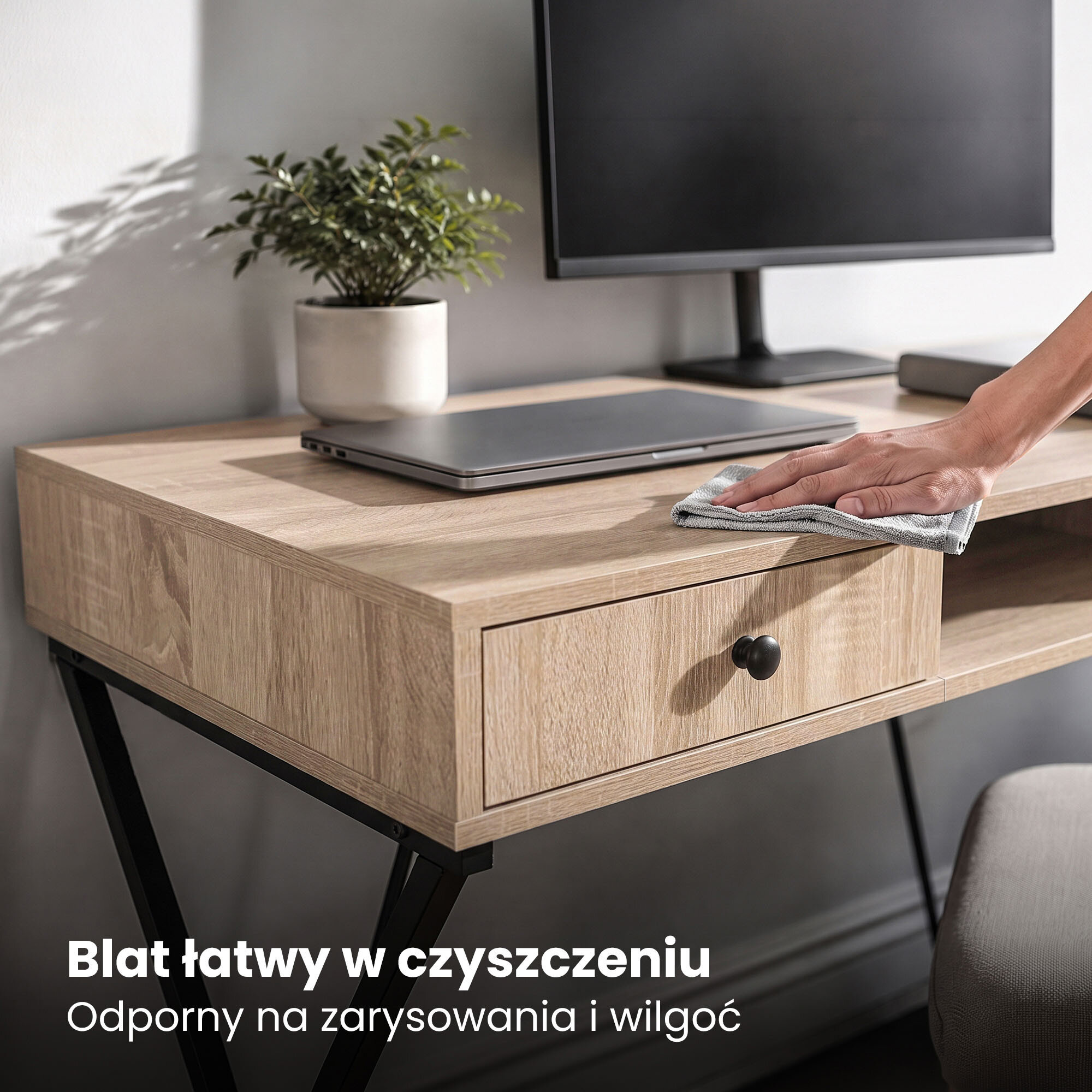 Na zdjęciu widoczne jest biurko z blatem w kolorze dębu, na którym stoi laptop i doniczka z rośliną. Na blacie znajduje się tekst: \'Blat łatwy w czyszczeniu. Odporny na zarysowania i wilgoć\'.